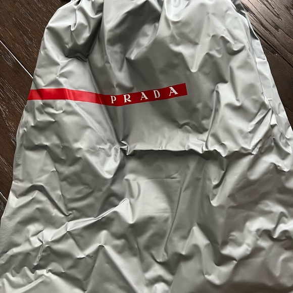 Prada - Picture 3 of 3